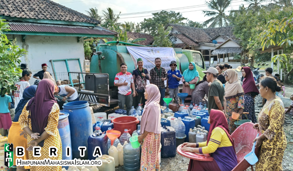 HMI Pandeglang Bersama BPBD Distribusikan Air Bersih ke Wilayah Kekeringan